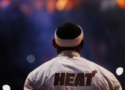 开云体育APP下载-马刺绝杀雄鹿，麦科勒姆带队取胜，当冷门与坚韧交织的篮球之夜