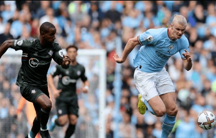 包含曼城主场大败南安普顿，领先优势缩小的词条