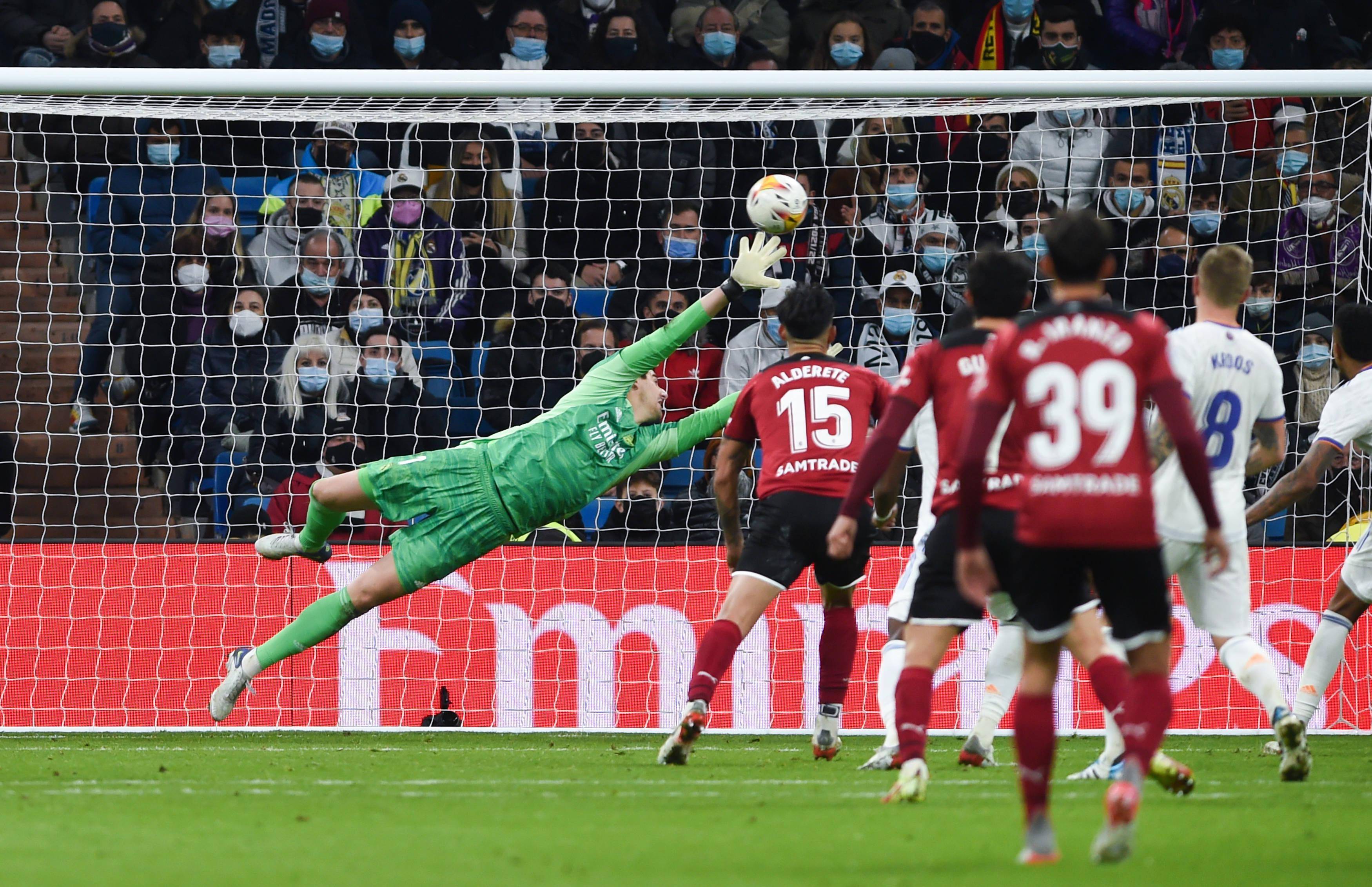 关于足球比赛中球员力压防守射入制胜球的信息