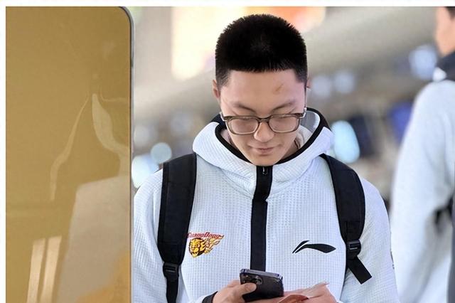 包含紧张情节！比赛节奏迅猛，观众屏息以待的词条