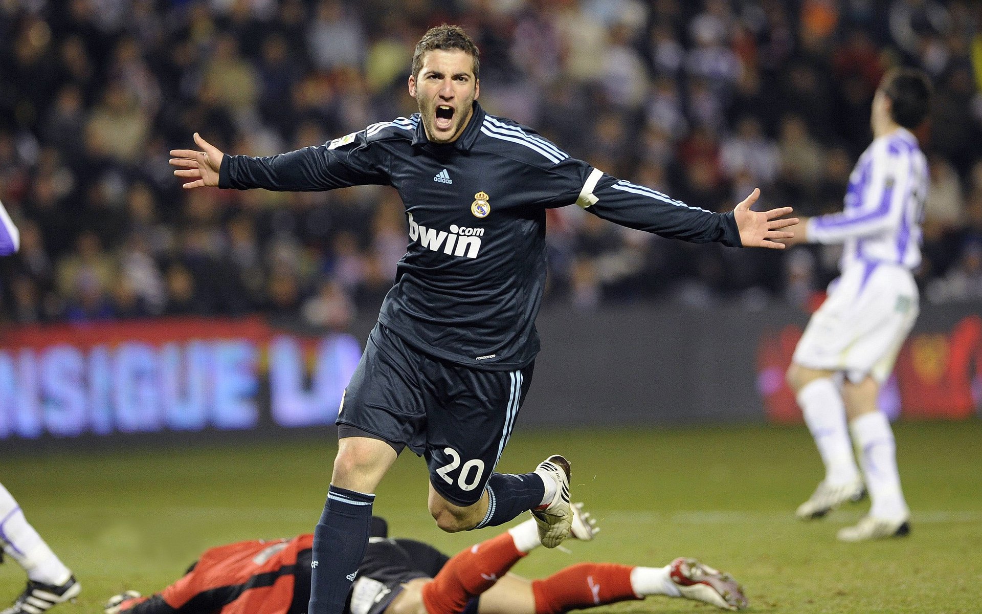 孤鹰展翅破坚城，詹姆斯关键一击定江山，老鹰主场击溃尼克斯