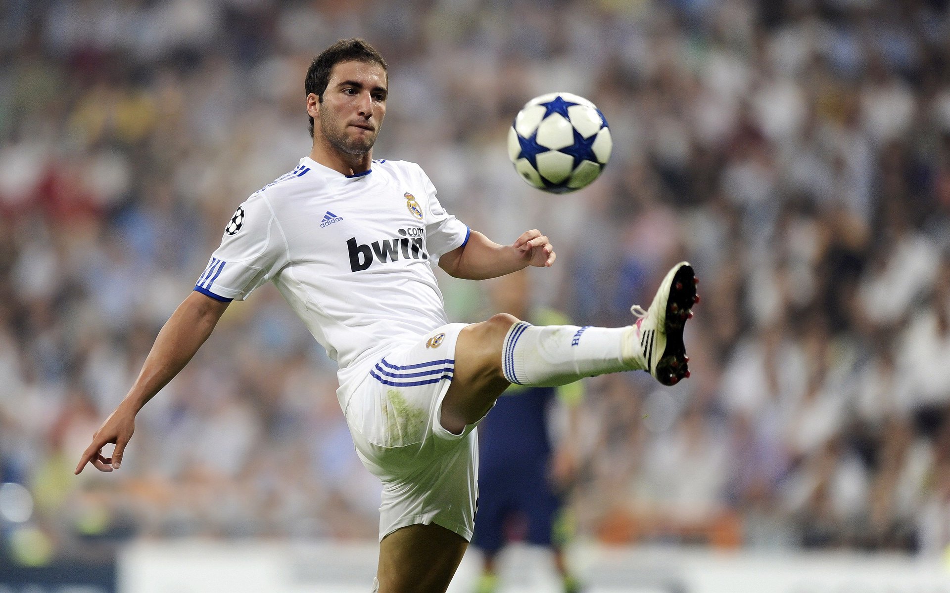 雷恩对阵哥伦比亚，贝林厄姆用实力书写新一代中场传奇