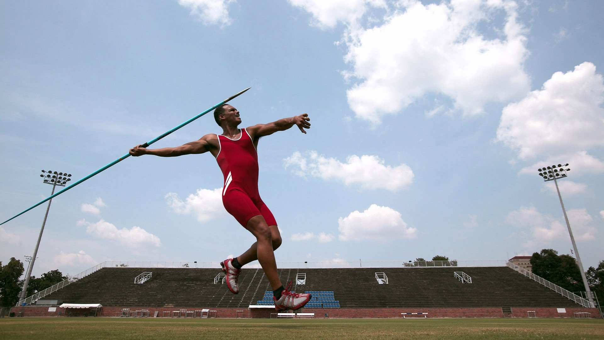 赛道上的逆袭，哈斯车队完胜迈凯伦，勒克莱尔点燃赛场